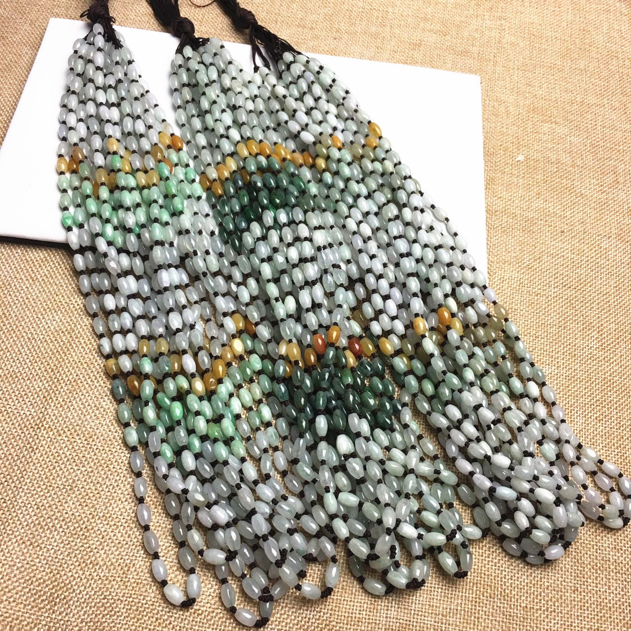 Zertifizierte natürliche Jade der Klasse A und handgeschnitzte Halskette Mädchenkette Jadeit Runde Perle Größe: 7 * 4 mm Grüner Edelstein Burma 三彩珠链