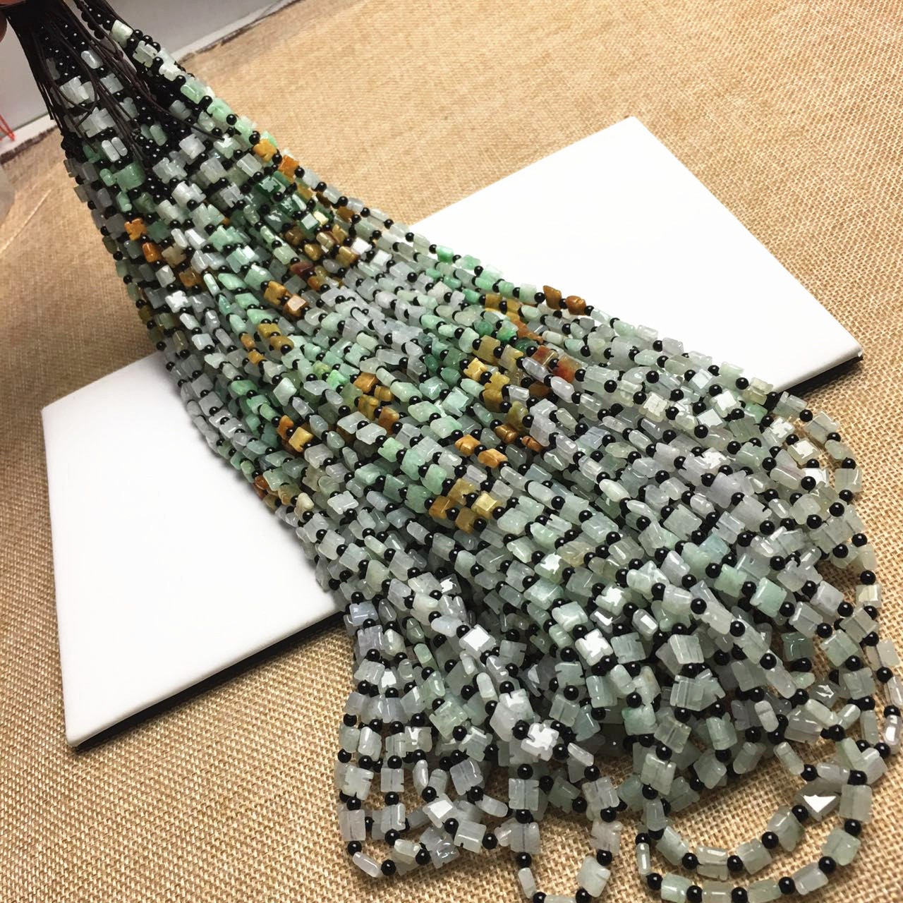 Zertifizierter natürlicher Jadeit der Güteklasse A, schwarzer Achat, handgeschnitzte Halskette, Mädchenkette, runde Perlengröße: 7 x 7 mm, grüner Edelstein aus Burma