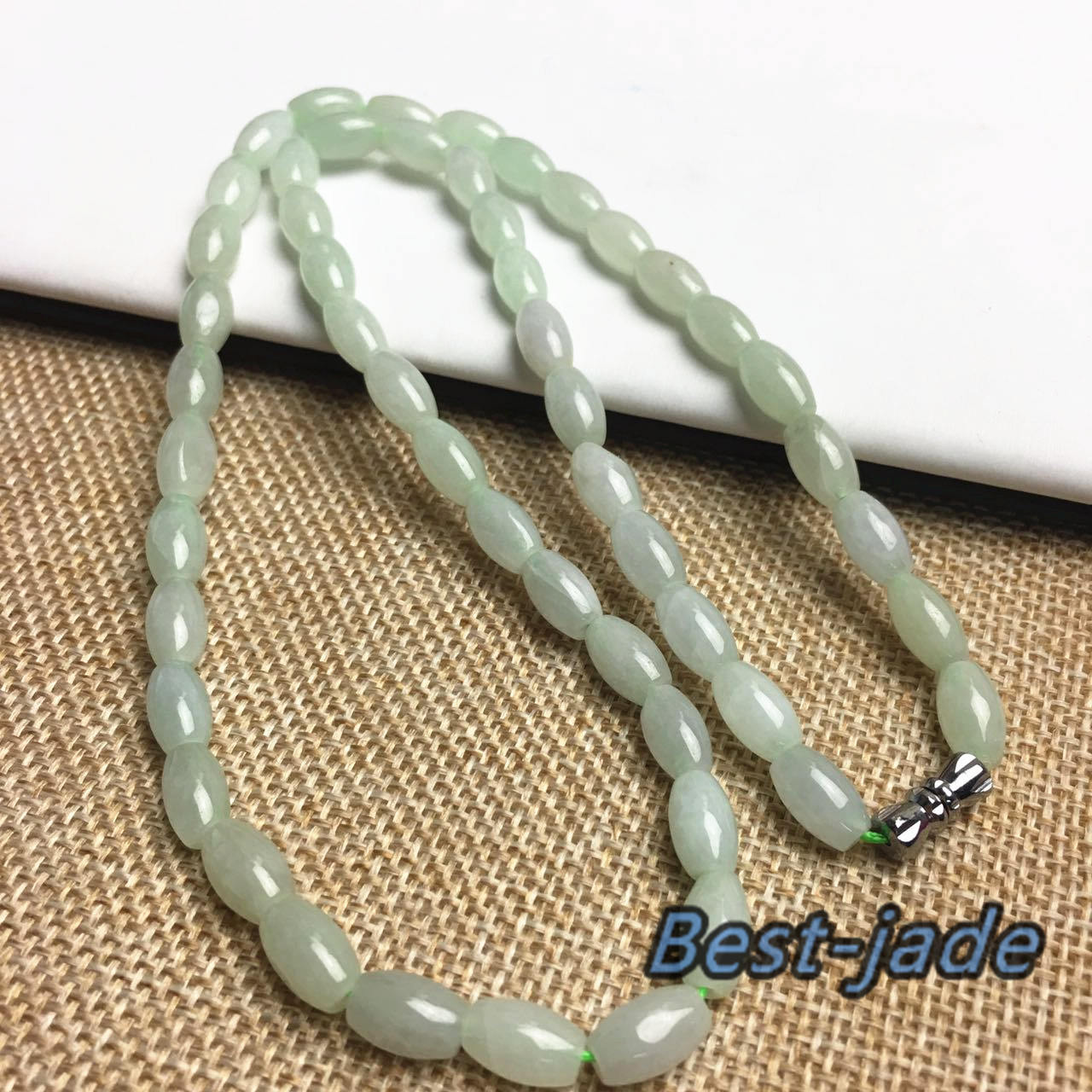 Zertifizierte natürliche Jade der Klasse A und handgeschnitzte Halskette Mädchenkette Jadeit Runde Perle Größe: 6*9 mm Grüner Edelstein aus Burma