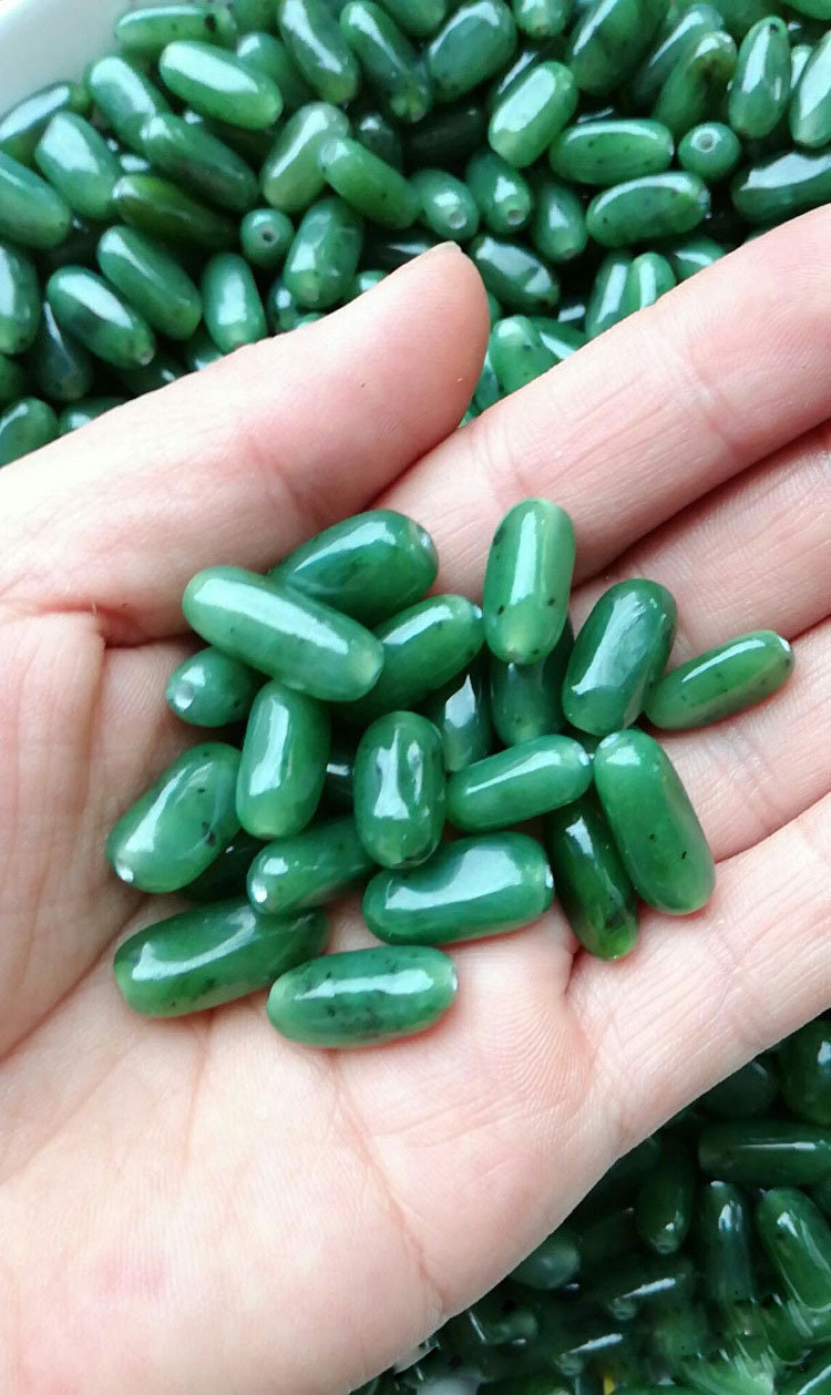 10 Stück natürliche kanadische Jade Nephrit Blume Grünstein Pounamu Perlen Perle Maori Stil neuseeländische Jade