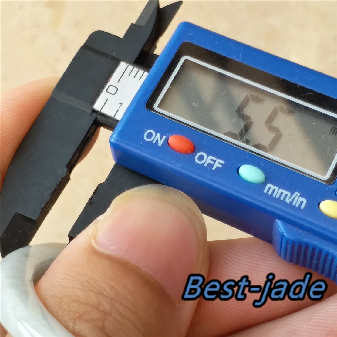 56,1 mm dünner Armreif aus grüner Jade der Güteklasse A. Natürliches Armband