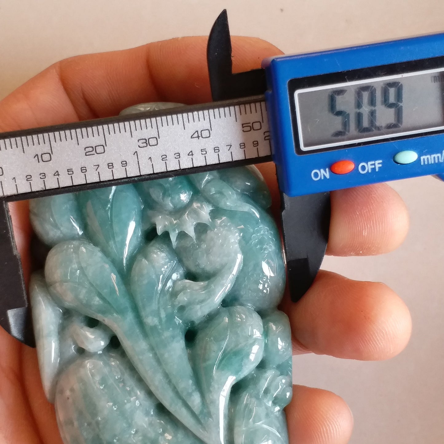 Natural Green Pixiu Hand held Massage Jadeite Hand craved Natural Burma Jade BEADS Anhänger Gemstone Hanging A stone