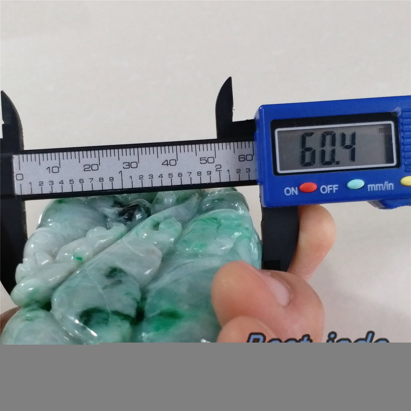 Natural Green Dragon Hand held Massage Jadeite Hand craved Natural Burma Jade BEADS Anhänger Gemstone Hanging A stone
