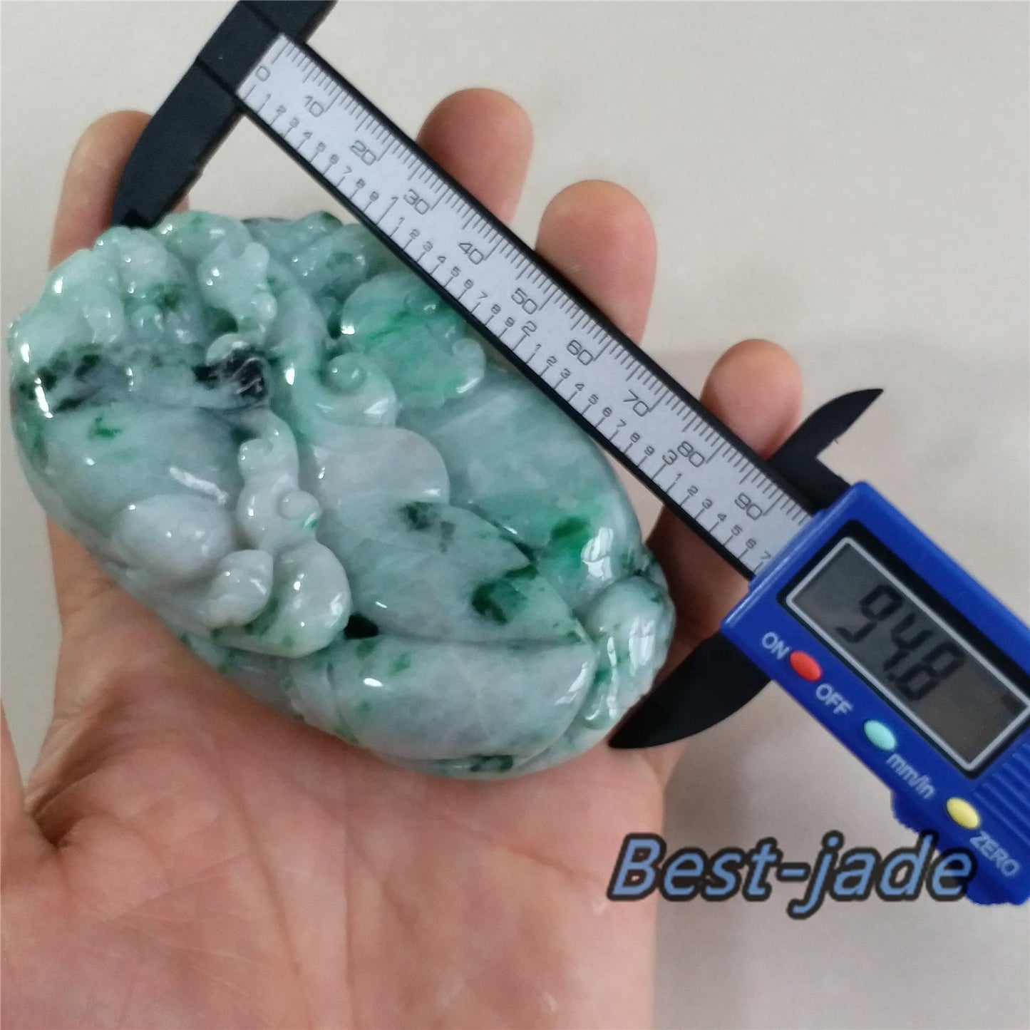 Natural Green Dragon Hand held Massage Jadeite Hand craved Natural Burma Jade BEADS Anhänger Gemstone Hanging A stone