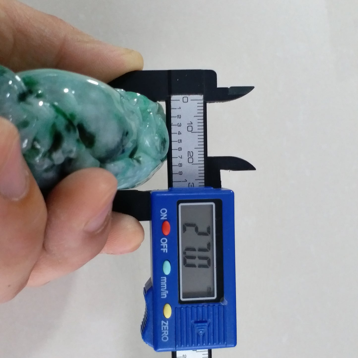 Natural Green Dragon Hand held Massage Jadeite Hand craved Natural Burma Jade BEADS Anhänger Gemstone Hanging A stone