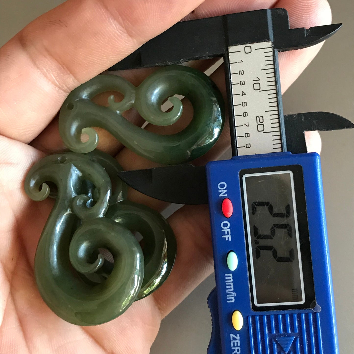 Echter grüner Nephrit Hakenanhänger NEUSEELAND Jade Maori Stil NZ Nephrit Greenstone Pounamu Bc Kanadischer Jaspis Aquaman Halskette