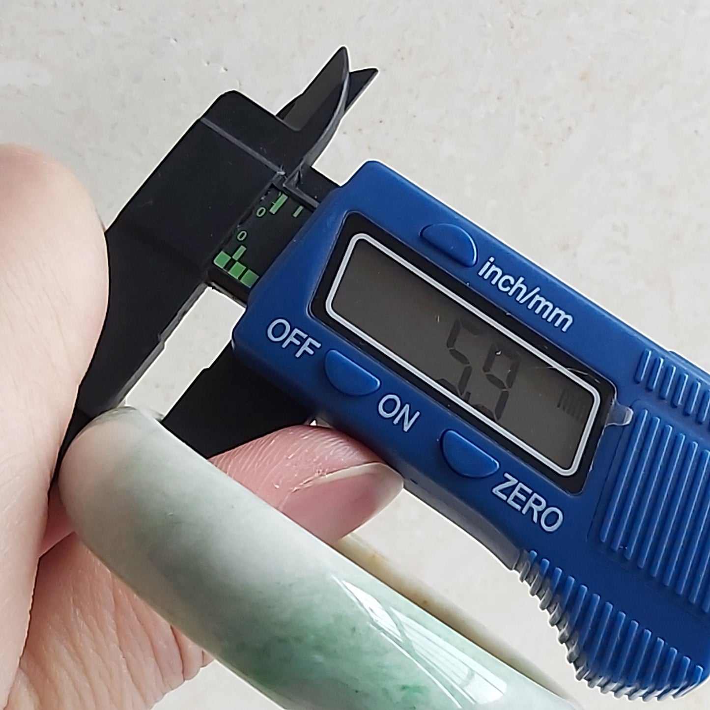 56,1 mm runder Armreif aus Jade der Güteklasse A. Natürlicher grüner Burma-Jadeit. Damenarmband. Eisgrüner Stein vom Typ A. Kleiner weiblicher Armreif für Frauen