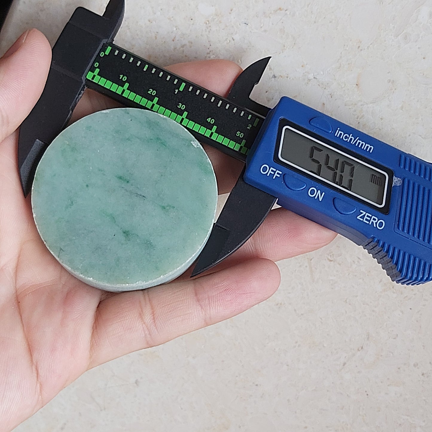 117 g durchscheinende runde raue Platte, ICE SNOWY, natürlicher Jadeit, Rohstein, burmesischer Jade-Vorformling der Güteklasse A, Burma-Jade, grüne Jade, Eis-Jadeit