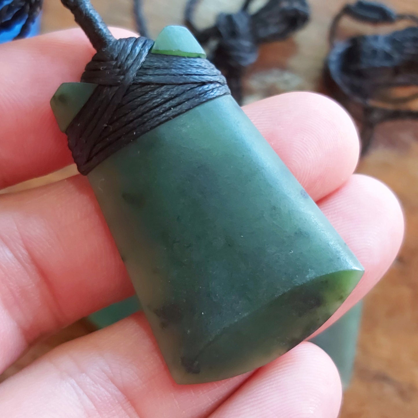 Natürlicher grüner Axt-Anhänger NEUSEELAND-Jade Maori-Stil NZ Nephrit weiblicher Greenstone Pounamu schwarzes Seil kanadischer Jaspis Aquaman-Halskette