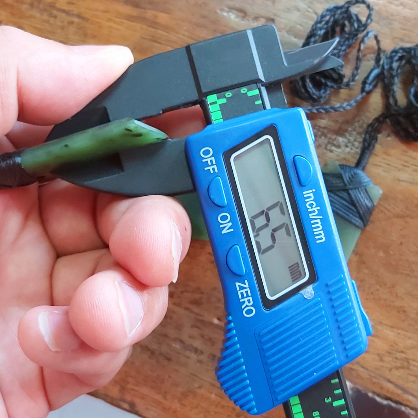 Natürlicher grüner Axt-Anhänger NEUSEELAND-Jade Maori-Stil NZ Nephrit weiblicher Greenstone Pounamu schwarzes Seil kanadischer Jaspis Aquaman-Halskette