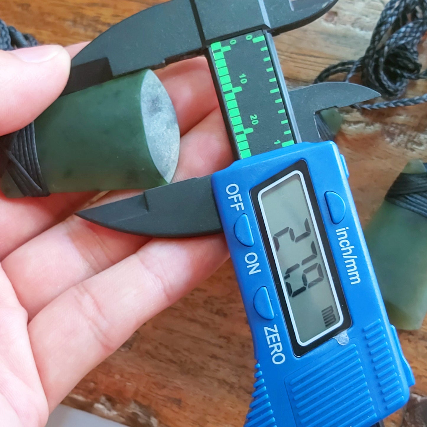 Natürlicher grüner Axt-Anhänger NEUSEELAND-Jade Maori-Stil NZ Nephrit weiblicher Greenstone Pounamu schwarzes Seil kanadischer Jaspis Aquaman-Halskette