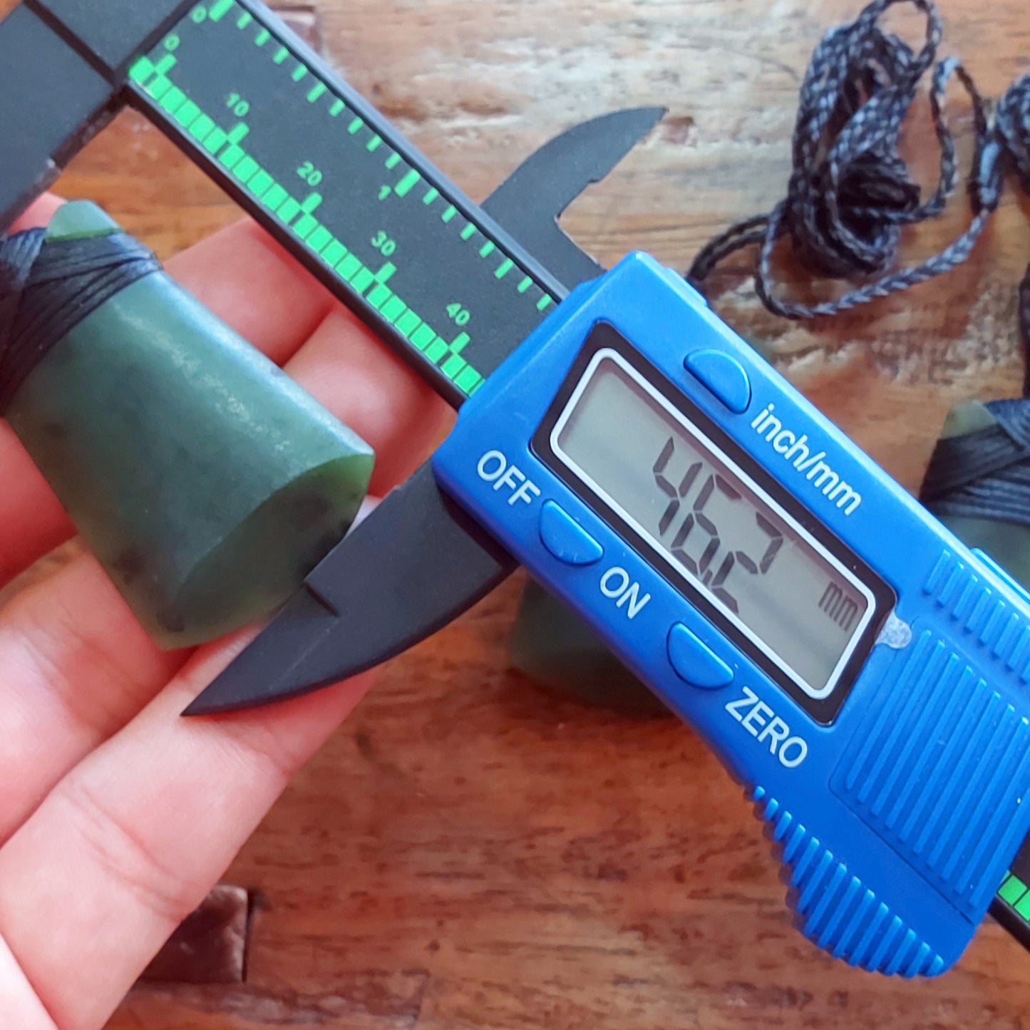 Natürlicher grüner Axt-Anhänger NEUSEELAND-Jade Maori-Stil NZ Nephrit weiblicher Greenstone Pounamu schwarzes Seil kanadischer Jaspis Aquaman-Halskette