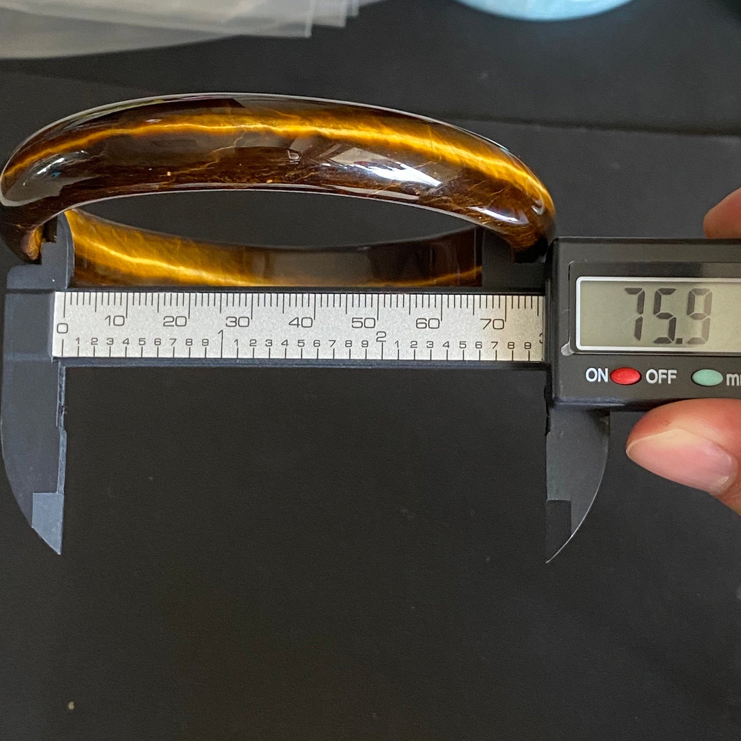 76mm Großhandel natürliches Tigerauge rundes Armband schöne Schnitzerei Ein Jade-Armreif gelbe Tigerauge-Halskette f. Armreif