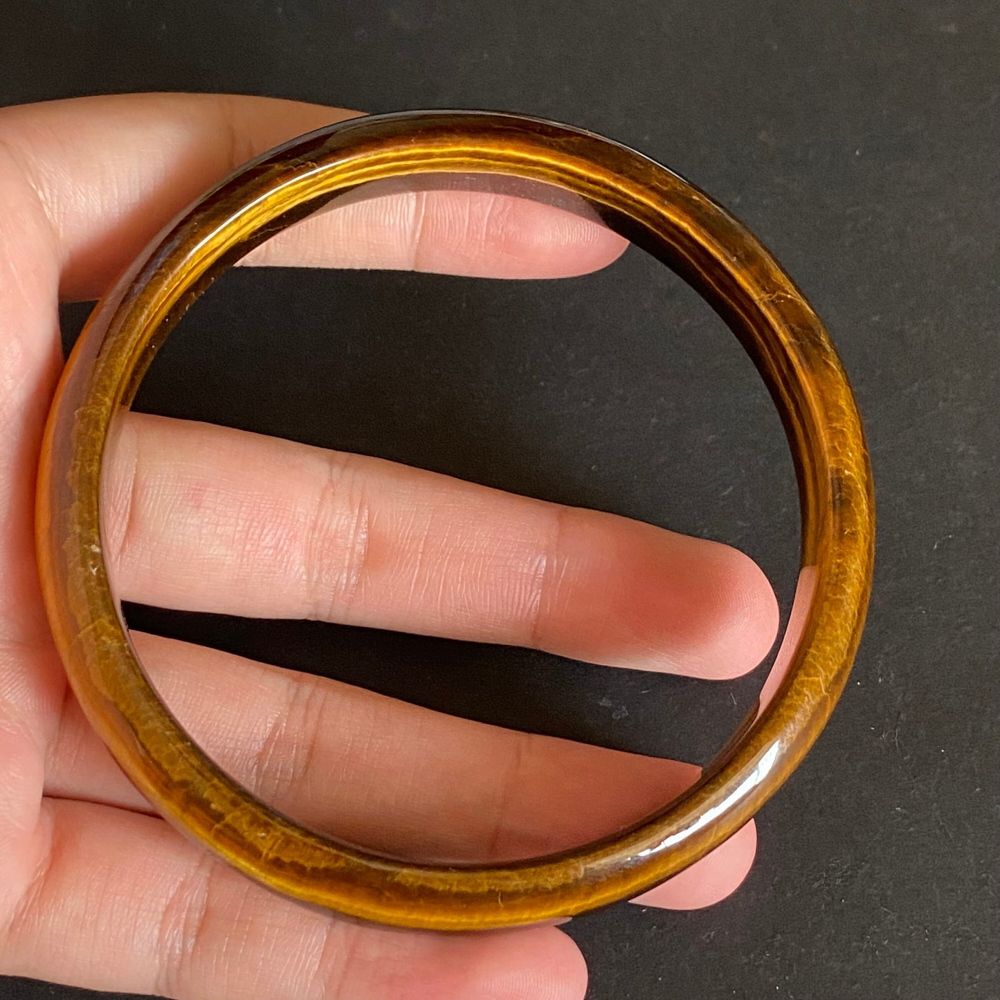 76mm Großhandel natürliches Tigerauge rundes Armband schöne Schnitzerei Ein Jade-Armreif gelbe Tigerauge-Halskette f. Armreif
