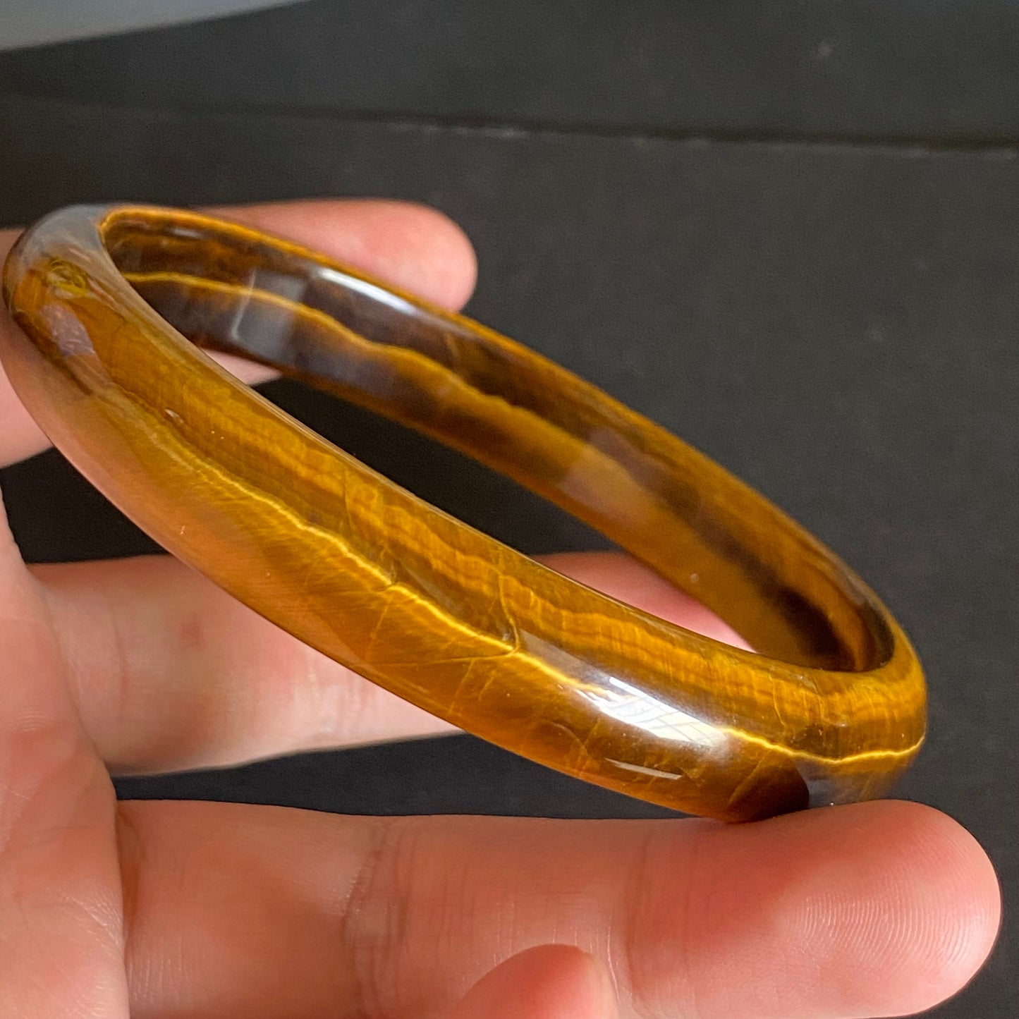 76mm Großhandel natürliches Tigerauge rundes Armband schöne Schnitzerei Ein Jade-Armreif gelbe Tigerauge-Halskette f. Armreif