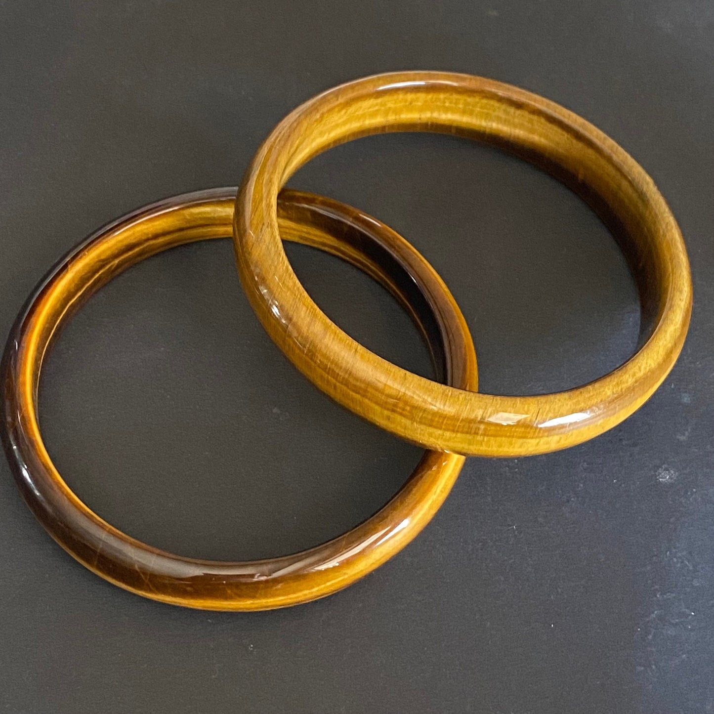 76mm Großhandel natürliches Tigerauge rundes Armband schöne Schnitzerei Ein Jade-Armreif gelbe Tigerauge-Halskette f. Armreif