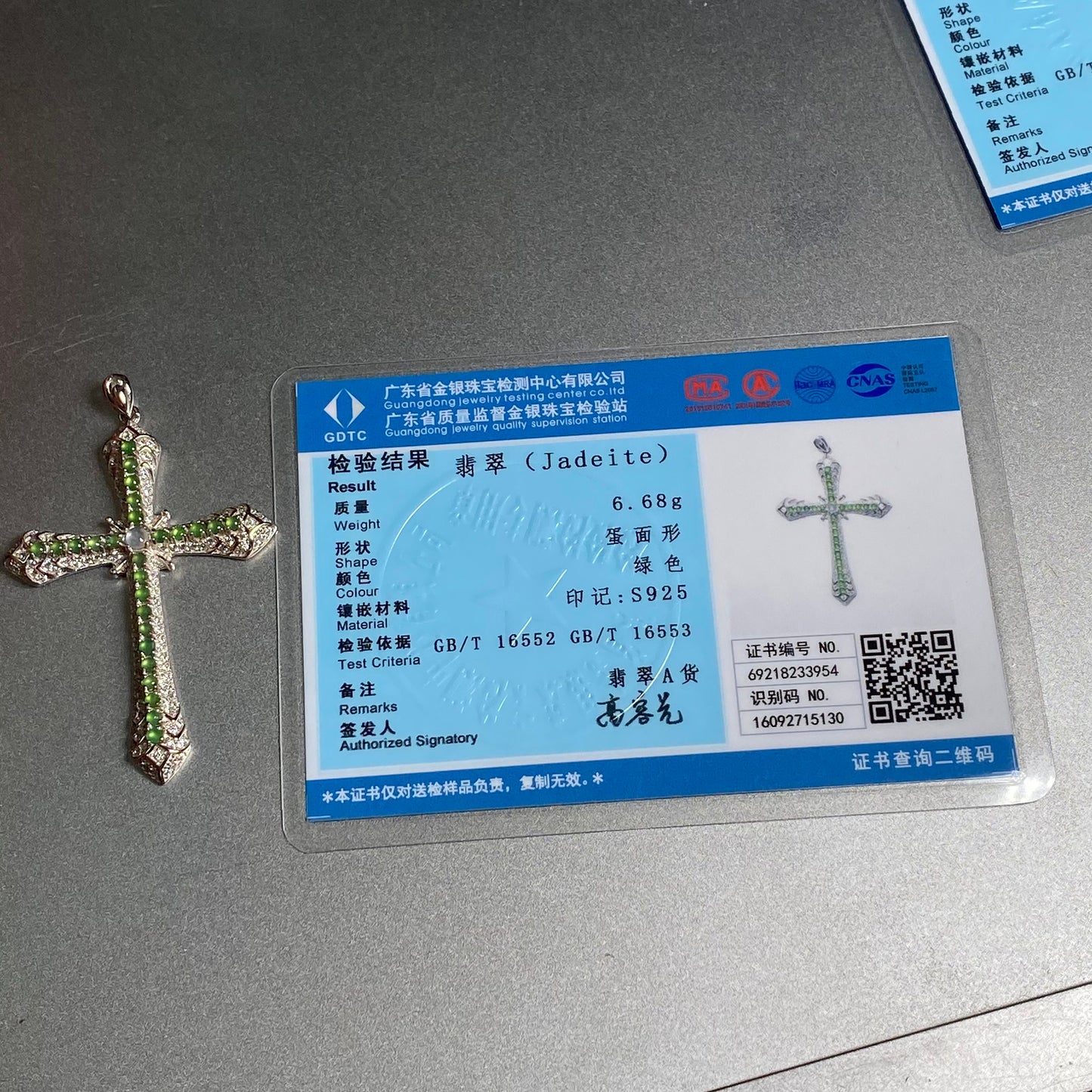 Kreuz Natürlicher eisgrüner Jadeit-Burma-Jade-Damenanhänger der Güteklasse A mit 925er-Sterlingsilber-Halskette mit Knopfverschluss