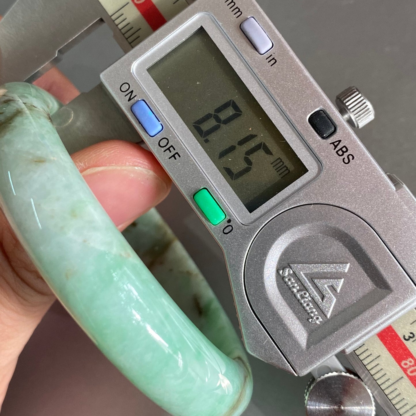 54 mm Jade der Güteklasse A, natürlicher grüner runder Armreif, Damenarmband aus Myanmar-Jadeit, eisgrüner Burma-Stein vom Typ A, kleiner weiblicher Armreif 翡翠飘花手镯