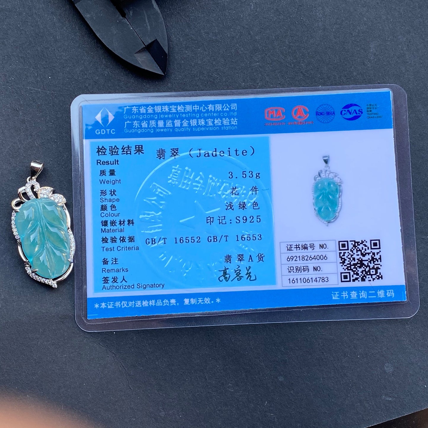 Wunderschöner guatemaltekischer Jadeit, durchscheinend, grün, blau, Güteklasse A, Blatt-Anhänger, 925er-Sterlingsilber, Knopfbügel-Halskette, Schmuck, Jade-Geschenk