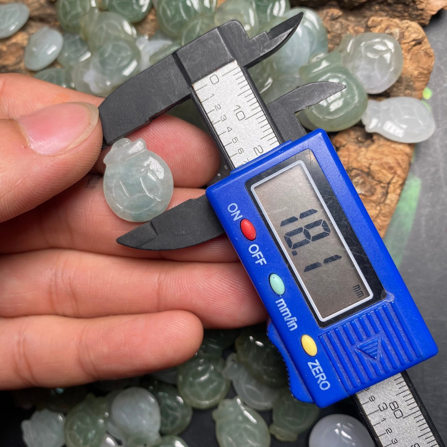 10PCS Grade A Jade Glücksgeldbeutel Chinesischer Münztaschenanhänger Natürliche graue Jade ICE Burma Jadeit Geldbörse Perlen Ohrringe Tropfen Geschenk Anhänger