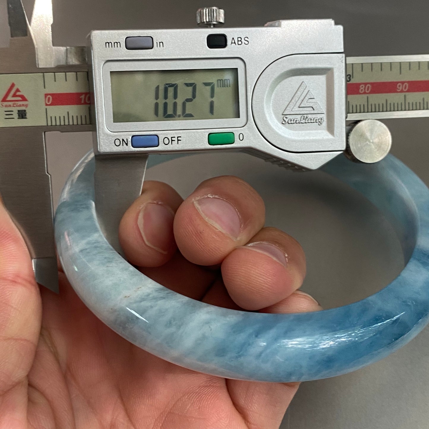 Riesiger 80,8 mm natürlicher massiver Aquamarin-Armreif, blauer Quarzkristall-Edelstein, rundes Armband, Braut-Brautjunfer-Geschenke, Hochzeitsgeschenke, Schmuck-Jade