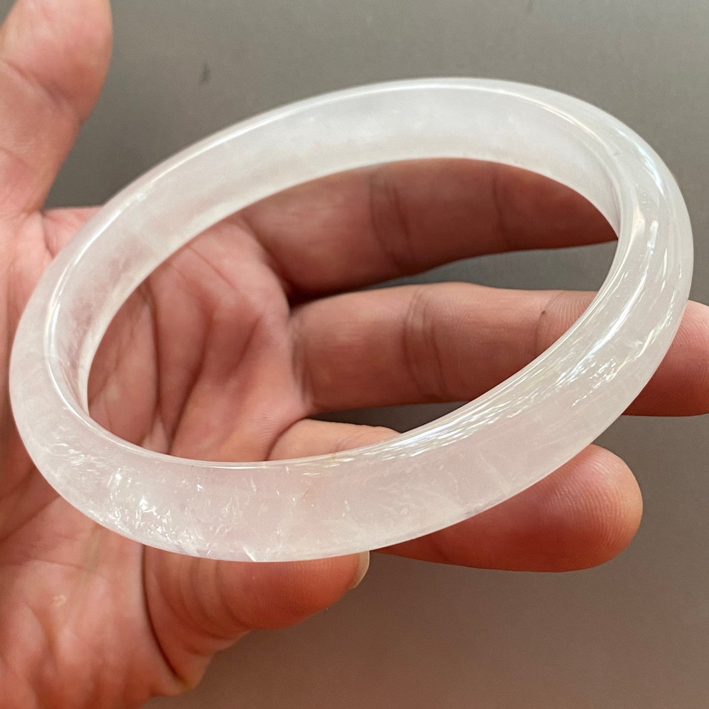 Riesiger 85-mm-Armreif aus natürlichem, klarem Quarz, rund, transparentes Kristallarmband, durchscheinende weiße Bergkristallkette. Ein Geschenk aus Jadestein