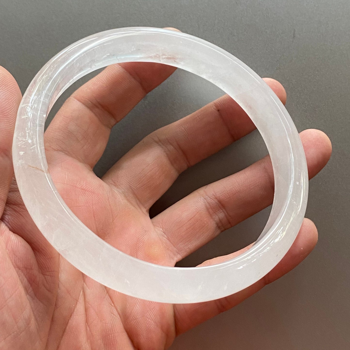 Riesiger 85-mm-Armreif aus natürlichem, klarem Quarz, rund, transparentes Kristallarmband, durchscheinende weiße Bergkristallkette. Ein Geschenk aus Jadestein