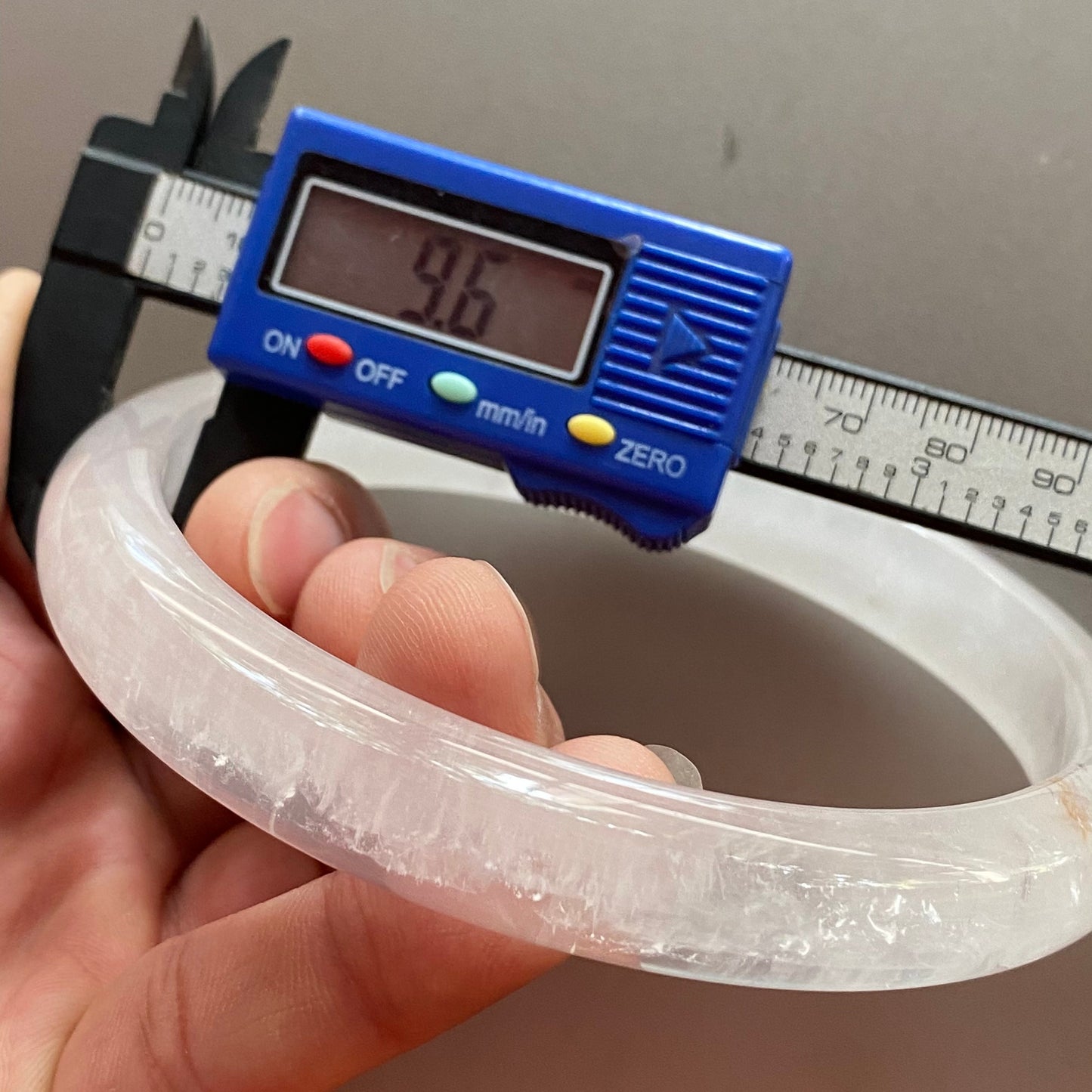 Riesiger 85-mm-Armreif aus natürlichem, klarem Quarz, rund, transparentes Kristallarmband, durchscheinende weiße Bergkristallkette. Ein Geschenk aus Jadestein