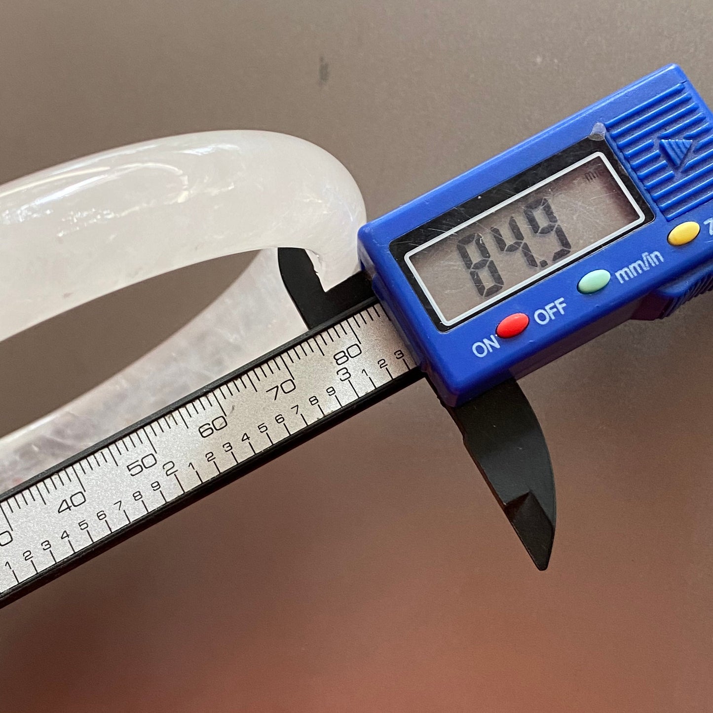 Riesiger 85-mm-Armreif aus natürlichem, klarem Quarz, rund, transparentes Kristallarmband, durchscheinende weiße Bergkristallkette. Ein Geschenk aus Jadestein