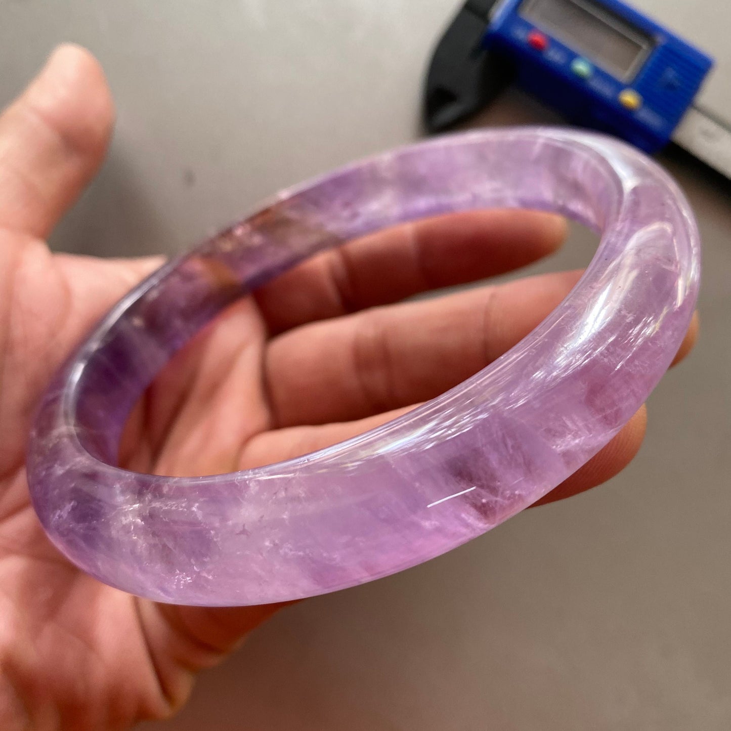 Riesige Größe, 78,6 mm, natürlicher Amethyst, runder Armreif, Amethyst-Armband, durchscheinende lila Quarz-Lavendel-Kristallkette, ein Jadestein-Geschenk