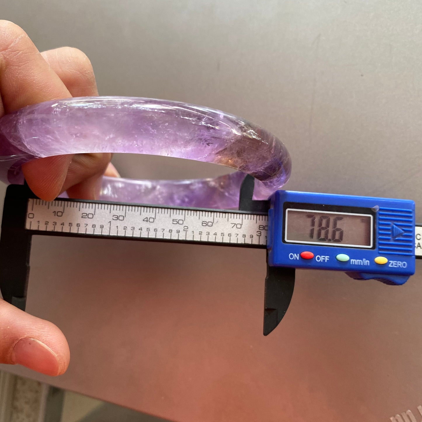 Riesige Größe, 78,6 mm, natürlicher Amethyst, runder Armreif, Amethyst-Armband, durchscheinende lila Quarz-Lavendel-Kristallkette, ein Jadestein-Geschenk