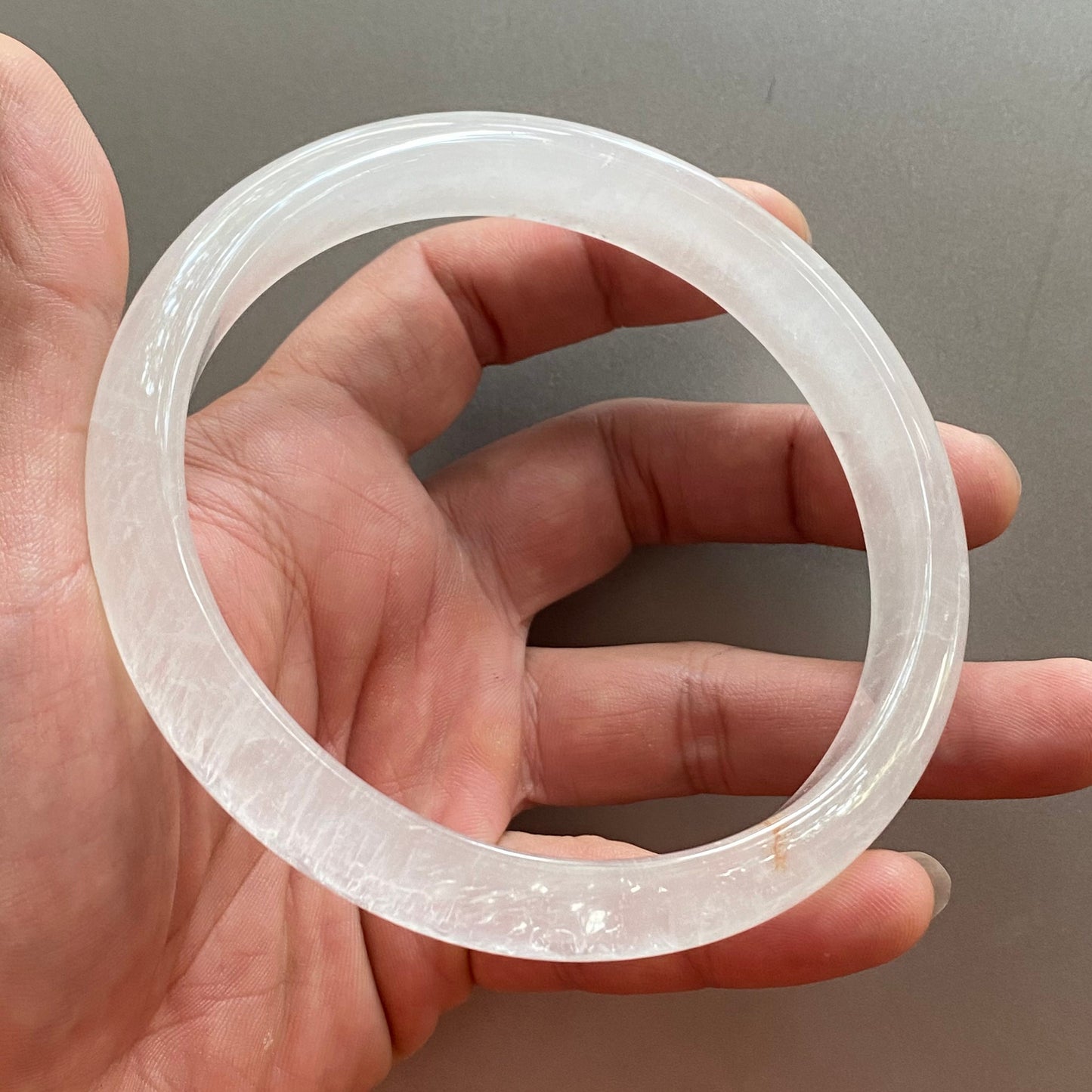 Riesiger 85-mm-Armreif aus natürlichem, klarem Quarz, rund, transparentes Kristallarmband, durchscheinende weiße Bergkristallkette. Ein Geschenk aus Jadestein