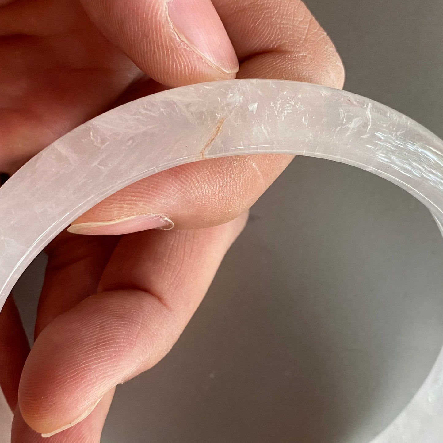 Riesiger 85-mm-Armreif aus natürlichem, klarem Quarz, rund, transparentes Kristallarmband, durchscheinende weiße Bergkristallkette. Ein Geschenk aus Jadestein