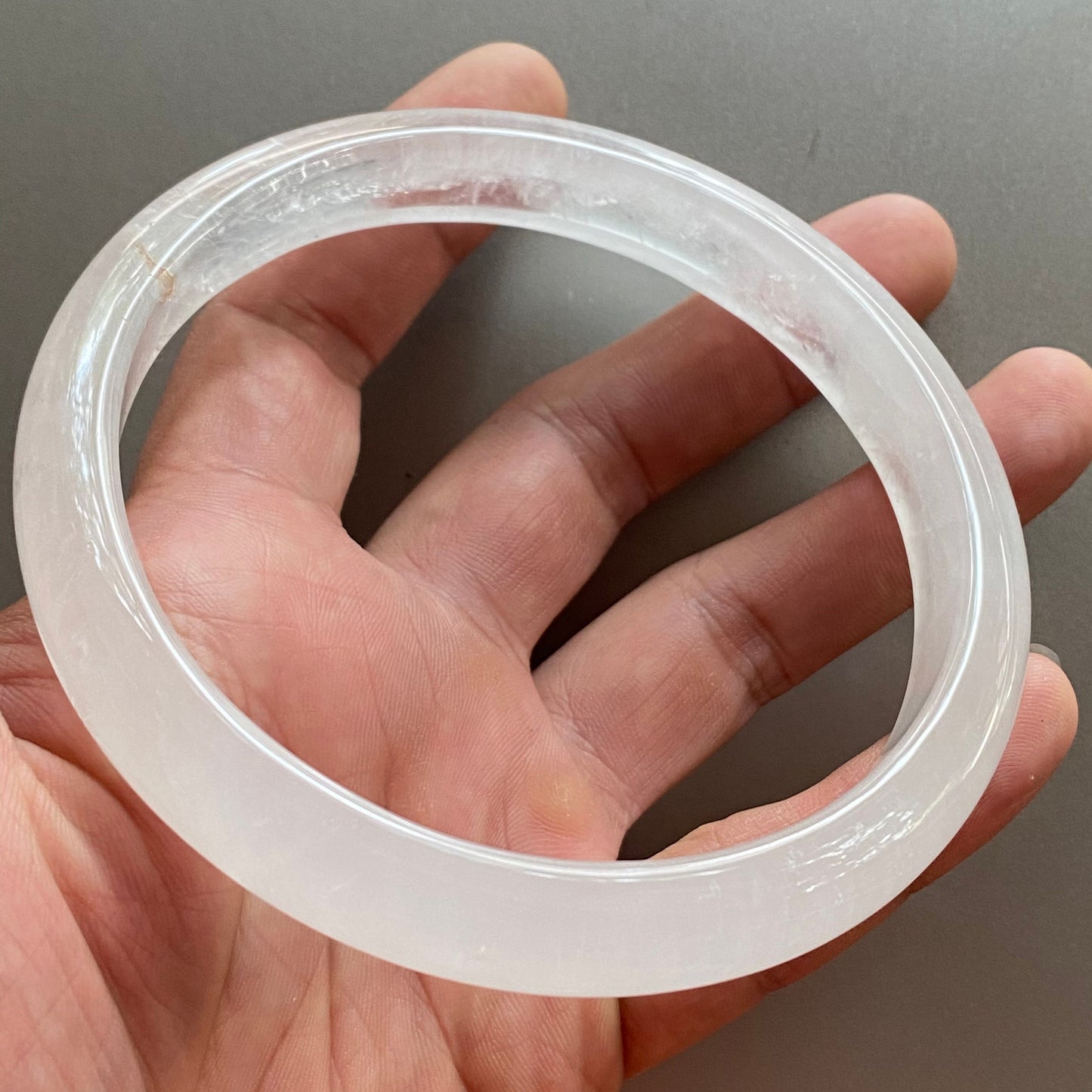 Riesiger 85-mm-Armreif aus natürlichem, klarem Quarz, rund, transparentes Kristallarmband, durchscheinende weiße Bergkristallkette. Ein Geschenk aus Jadestein