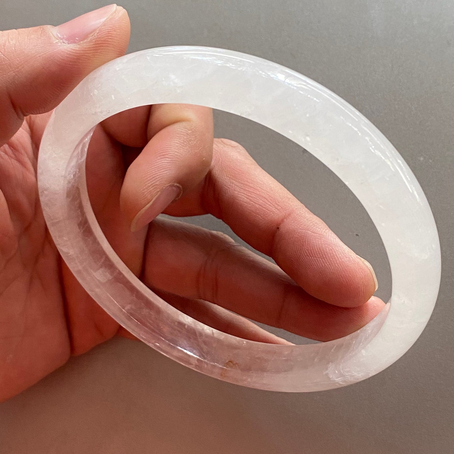Riesiger 85-mm-Armreif aus natürlichem, klarem Quarz, rund, transparentes Kristallarmband, durchscheinende weiße Bergkristallkette. Ein Geschenk aus Jadestein