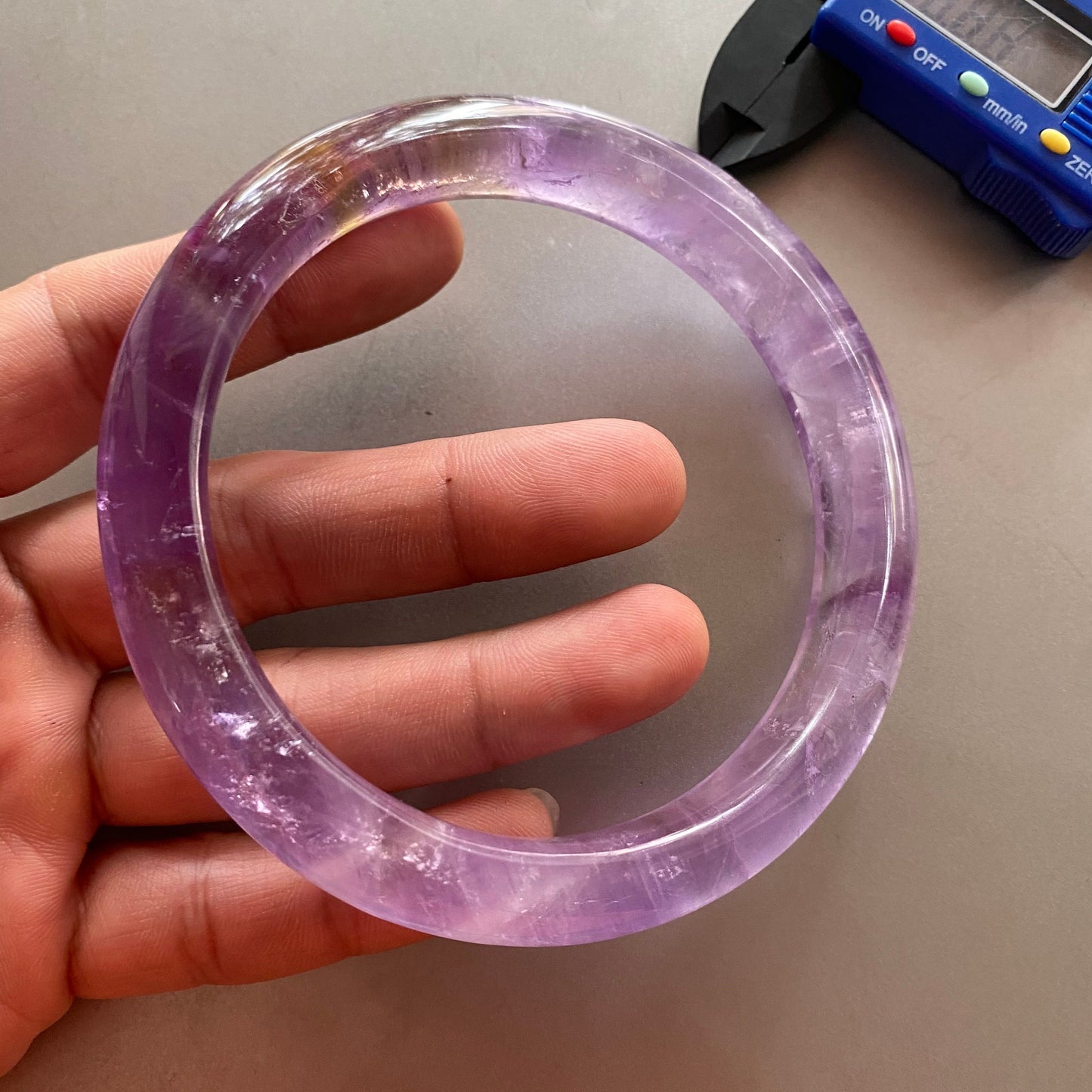 Riesige Größe, 78,6 mm, natürlicher Amethyst, runder Armreif, Amethyst-Armband, durchscheinende lila Quarz-Lavendel-Kristallkette, ein Jadestein-Geschenk