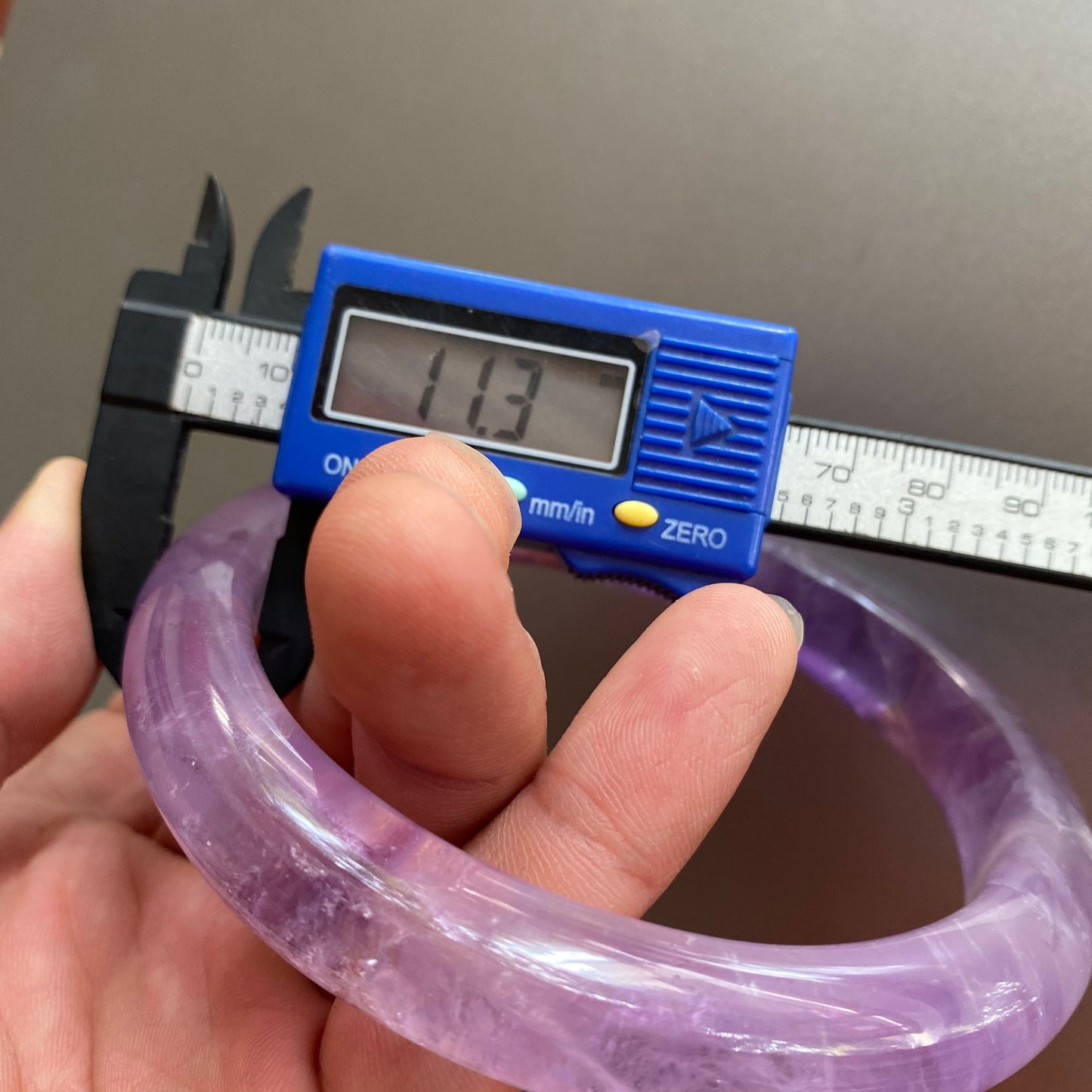 Riesige Größe, 78,6 mm, natürlicher Amethyst, runder Armreif, Amethyst-Armband, durchscheinende lila Quarz-Lavendel-Kristallkette, ein Jadestein-Geschenk