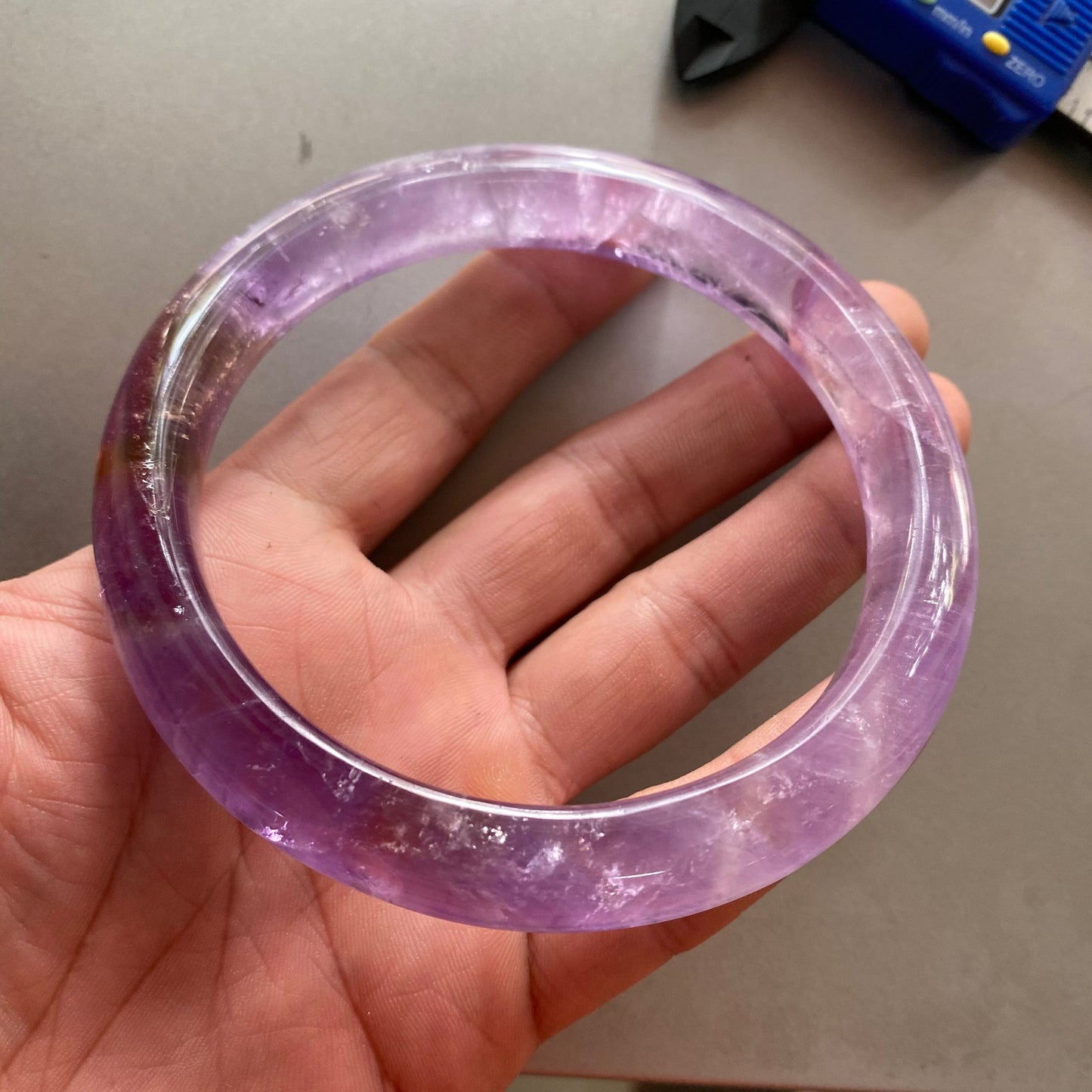 Riesige Größe, 78,6 mm, natürlicher Amethyst, runder Armreif, Amethyst-Armband, durchscheinende lila Quarz-Lavendel-Kristallkette, ein Jadestein-Geschenk