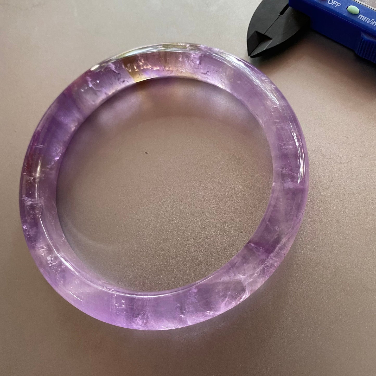 Riesige Größe, 78,6 mm, natürlicher Amethyst, runder Armreif, Amethyst-Armband, durchscheinende lila Quarz-Lavendel-Kristallkette, ein Jadestein-Geschenk