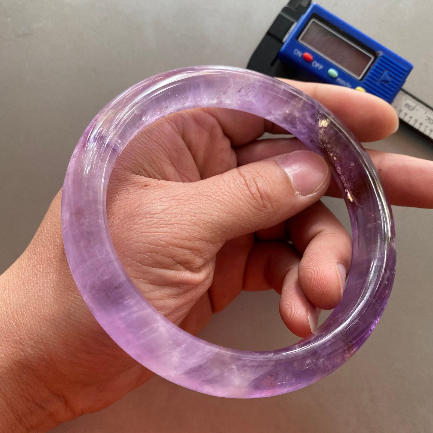 Riesige Größe, 78,6 mm, natürlicher Amethyst, runder Armreif, Amethyst-Armband, durchscheinende lila Quarz-Lavendel-Kristallkette, ein Jadestein-Geschenk