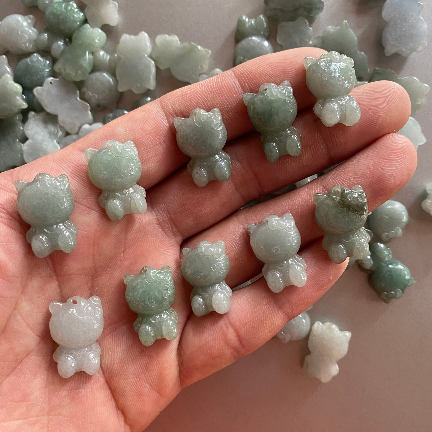 Naturgrüner Jade-Hallo-süßer Kitty-Cat-Anhänger der Güteklasse A. Natürlicher grauer Jade-ICE-Burma-Jadeit-Cartoon-Perlen-Ohrring-Tropfen-Geschenk-Anhänger