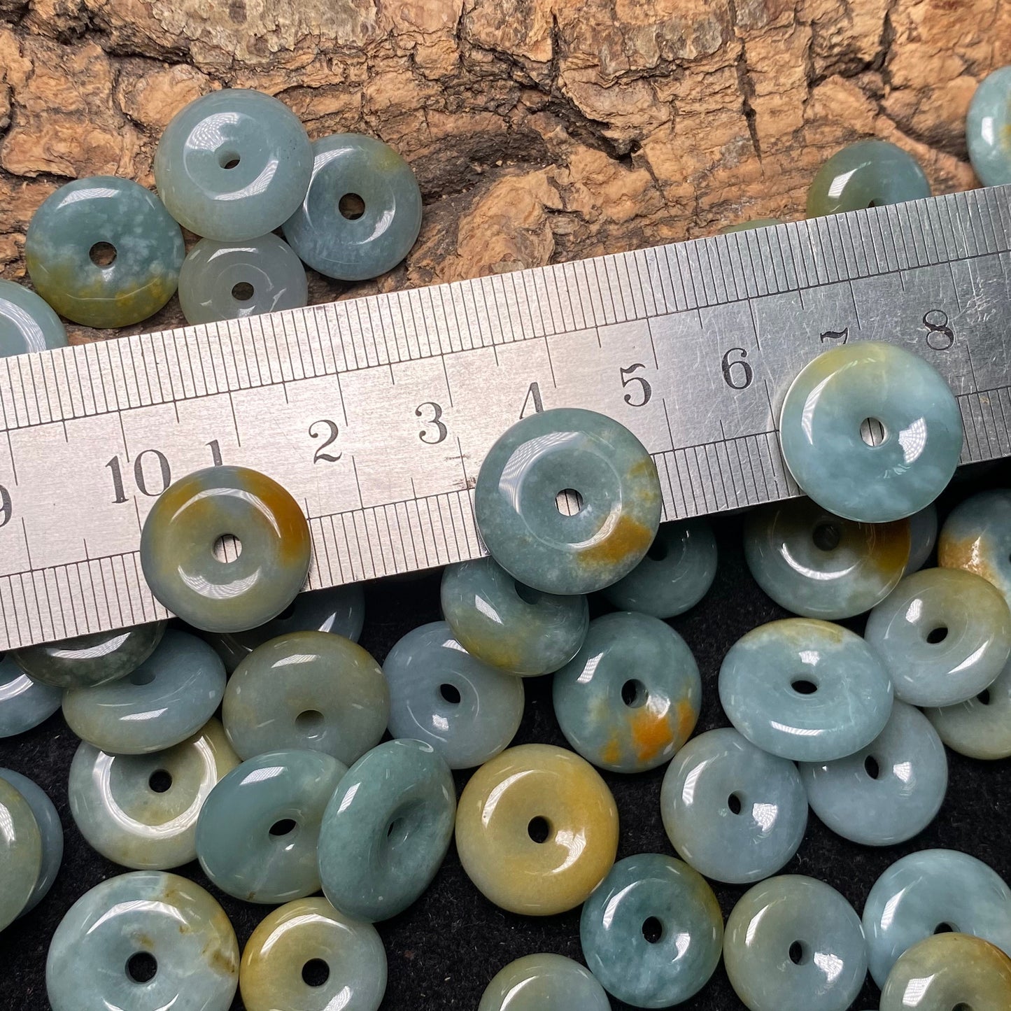 Natürlicher Schneeflockengelber, hellblauer guatemaltekischer Jadeit. Hellblauer Jade-Donut-Anhänger der Güteklasse A. Ohrringe, Perlen aus Guatemala-Jade-Donut