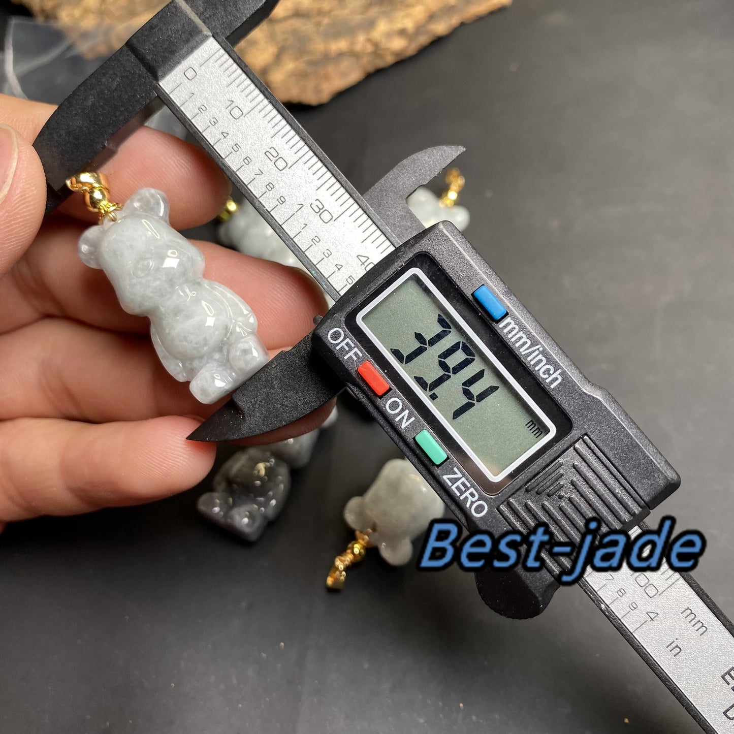 Niedlicher Bär Naturgrau Grade A Jade Weißer Jadeit 3D-Cartoon-Ohrringe Perle handgeschnitzt 14K vergoldet Öse Anhänger Halskette Jade Geschenk