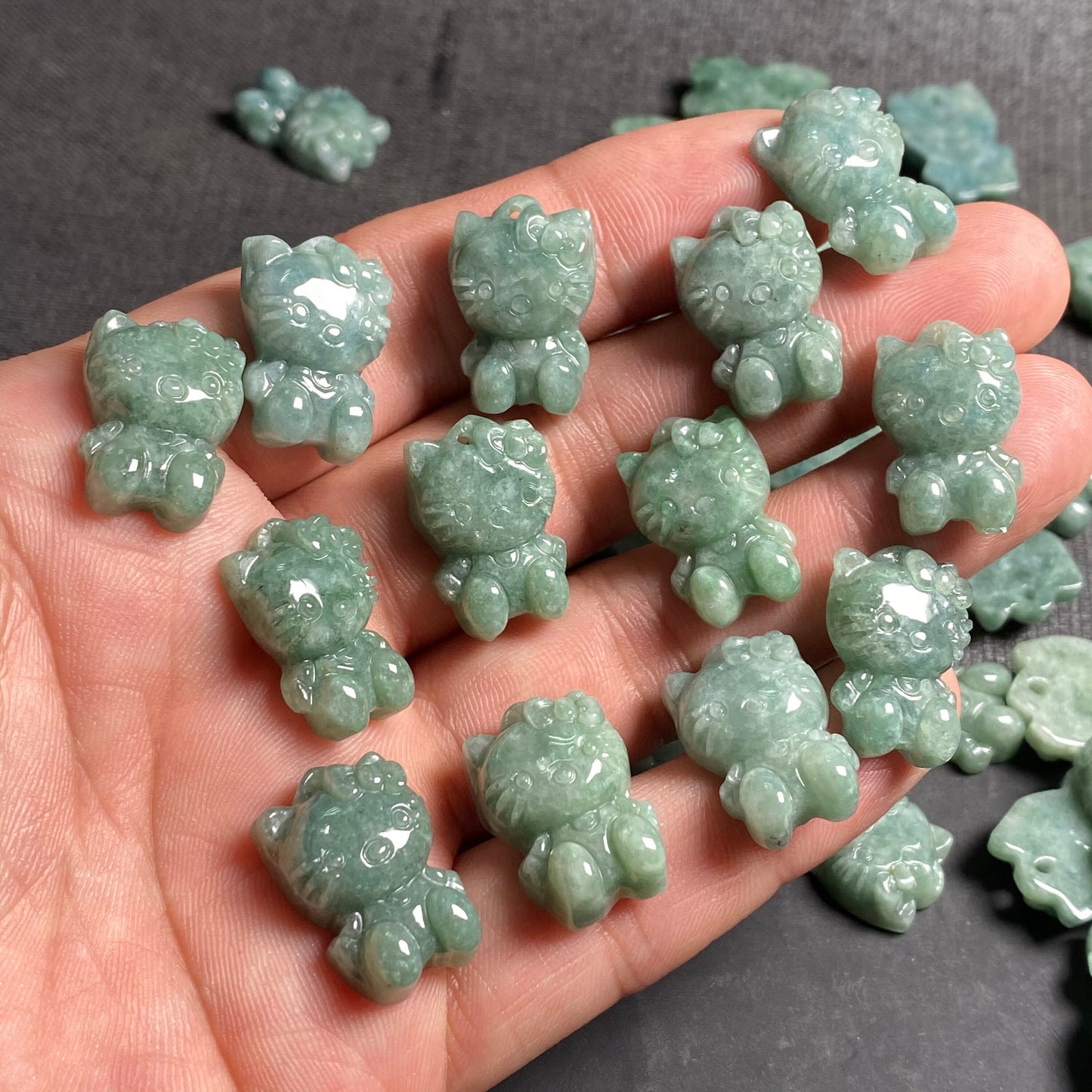 Naturguter grüner Jade-Hallo-süßer Kitty-Cat-Anhänger der Güteklasse A. Natürlicher grauer Jade-ICE-Burma-Jadeit-Cartoon-Perlen-Ohrring-Tropfen-Geschenk-Anhänger