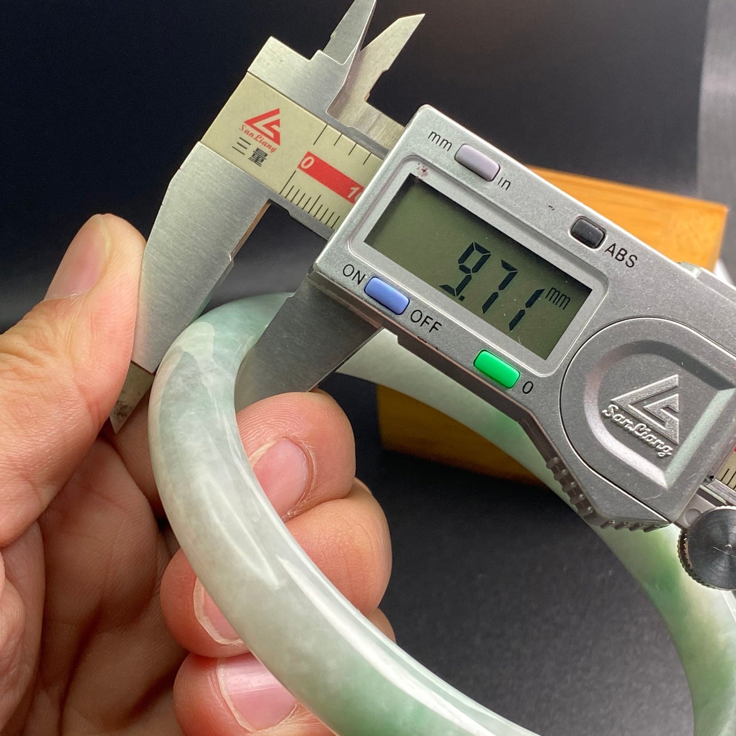 Riesiger 82,6-mm-Jade-Grade-A-Naturgrüner, großer runder Armreif aus Burma-Jadeit-Damenarmband, Typ-A-Stein, kleiner Hand-Frauen-Armreif