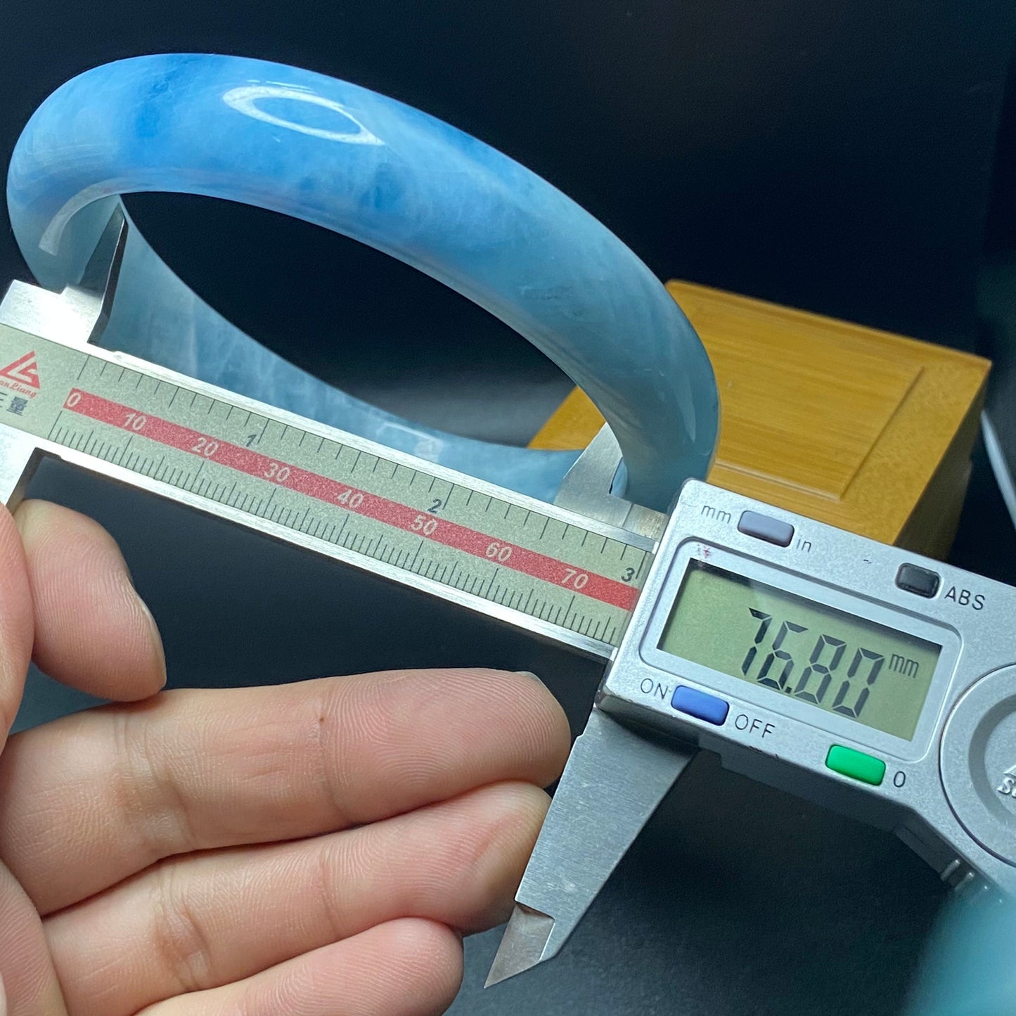 Riesiger 76,8 mm natürlicher massiver Aquamarin-Armreif, blauer Quarzkristall-Edelstein, rundes Armband, Braut-Brautjunfer-Geschenke, Hochzeitsgeschenke, Schmuck-Jade