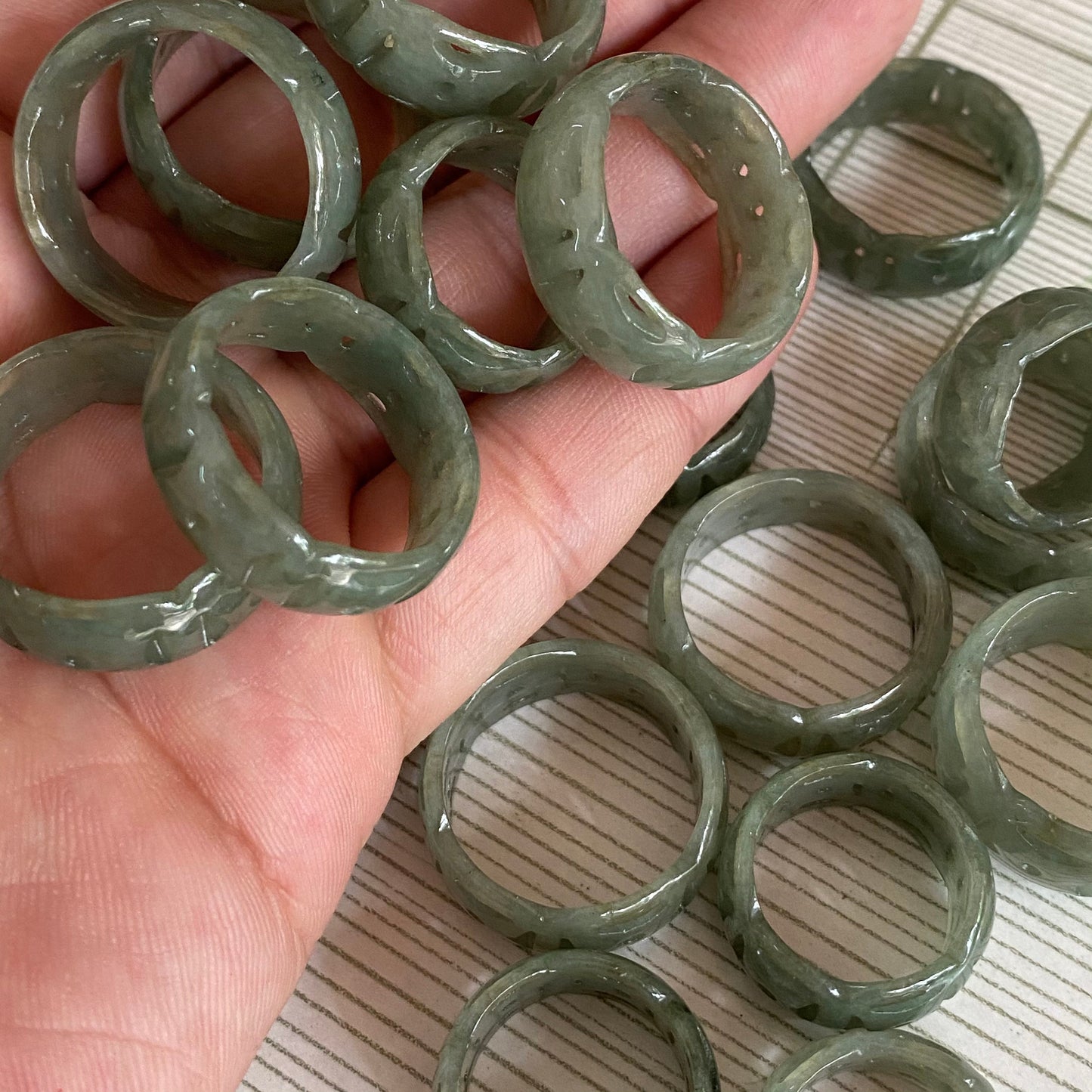 Spezieller US-Größe 6-12 breiter geschliffener Ring, natürlicher Jadeit der Güteklasse A, eisgrüner grauer Jade-Edelstein, Burma-Jade-Perle, Damen-Kind-Band-Ring