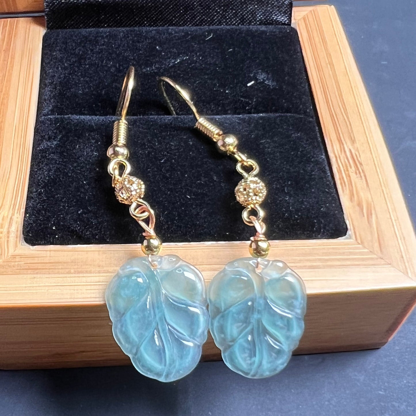 Natürlicher Jadeit, transparente Blatt-Ohrhänger aus Jade mit vergoldeter Öse, Burma-Jade, Güteklasse A, Jade-Ohrring, Jadeperlen, Schmuck, Geschenk für Sie