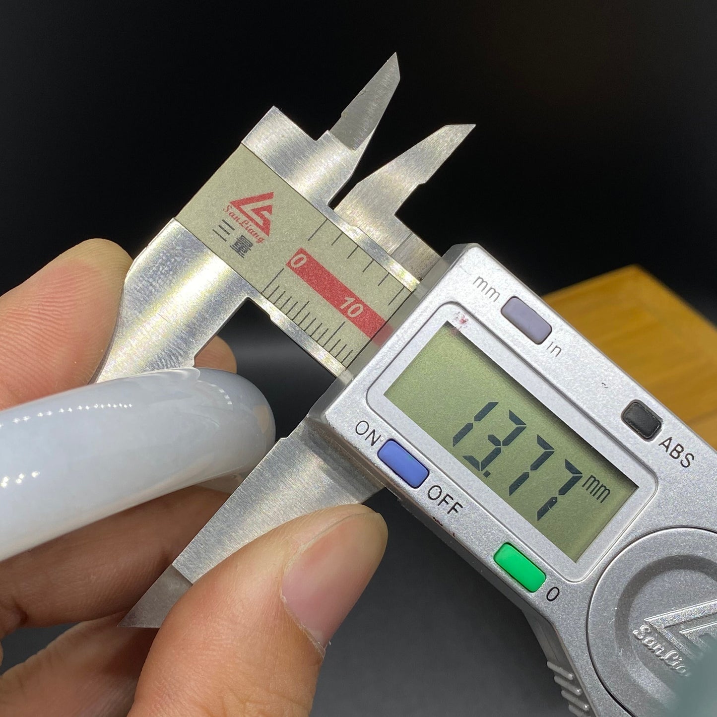 Riesiger 80,8-mm-Jade-Grade-A-Naturgrüner, großer runder Armreif aus Burma-Jadeit-Damenarmband, Typ-A-Stein, kleiner Hand-Frauen-Armreif