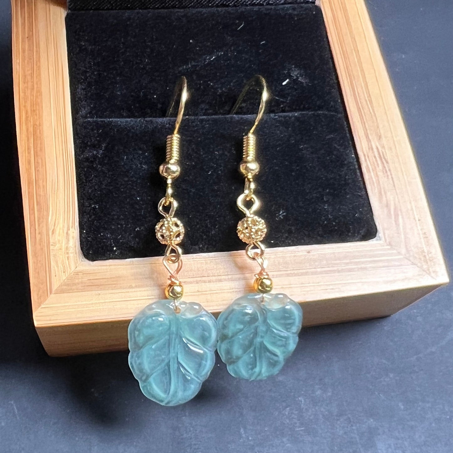 Natürlicher Jadeit, transparente Blatt-Ohrhänger aus Jade mit vergoldeter Öse, Burma-Jade, Güteklasse A, Jade-Ohrring, Jadeperlen, Schmuck, Geschenk für Sie